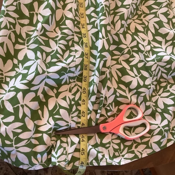 ⸻
🌿 Abercrombie & Fitch Green Leaf Print Petite MIDI Dress - XS 🌿 - Picture 14 of 16